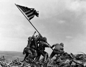 Alzando la bandera en Iwo Jima, 1945. Fotografía de Joe Rosenthal