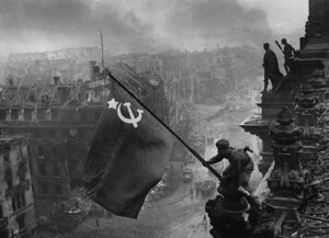 Bandera Sovietica en el Reichstag, 1945. Fotografía de Yevgeny Khaldei