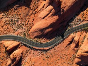 Foto desde el cielo de una carretera en medio del desierto
