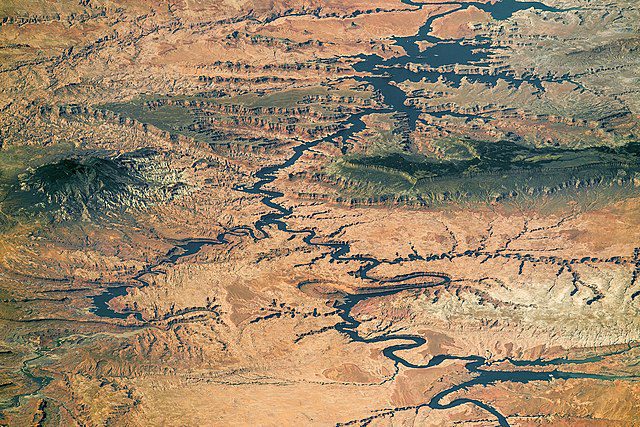 Fotografía aérea orbital de un rio en medio de un desierto