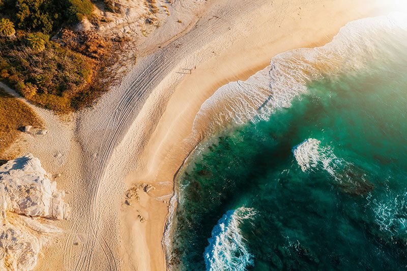 Foto desde el aire de la orilla de una playa