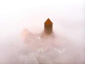 Fotografía desde el aire de una catedral con niebla