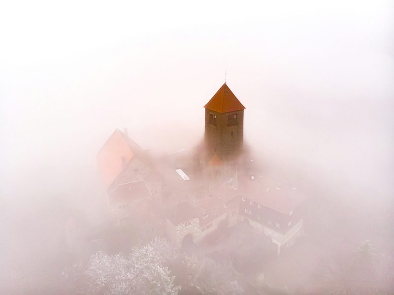 Fotografía desde el aire de una catedral con niebla