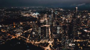 Fotografía aérea de una gran ciudad de noche