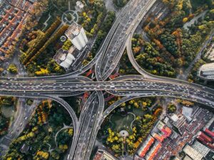 Fotografía aérea de una autovía que cruza una ciudad