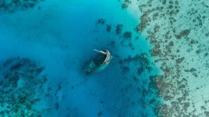 Fotografía aérea de un barco encallado y medio hundido