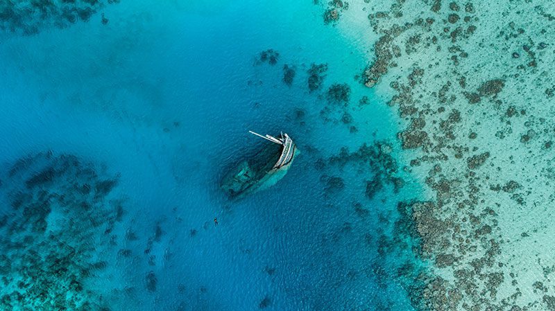 Fotografía aérea de un barco encallado y medio hundido
