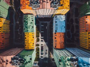 Fotografía aérea en cenital de una colorida ciudad