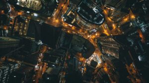 Fotografía aérea nocturna de una ciudad