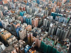 Fotografía aérea de una ciudad con un ángulo oblicuo