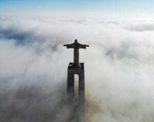 Fotografía aérea del Santuario Nacional de Cristo Rey rodeado de niebla