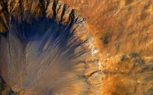 Fotografía aérea del cráter de un volcán