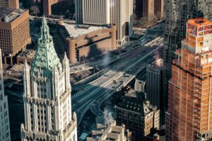 Fotografía aérea de una carretera de la ciudad de Nueva York y con el emblemático edificio "The Woolworth Building"