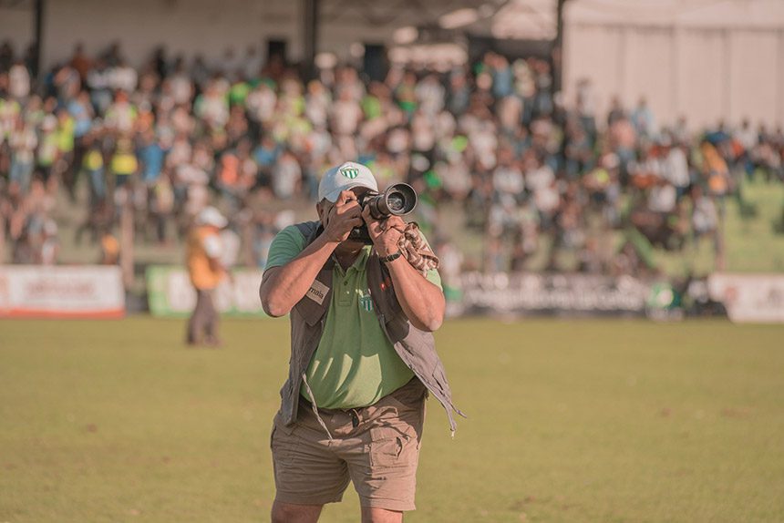 Reportero fotográfico en un partido de fútbol
