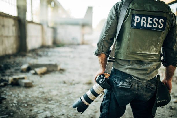 Reportero de guerra con una cámara en mano.  Foto reportaje ejemplos